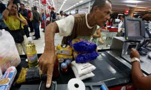Comprando alimentos básicos con la huella digital