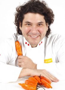 Foto de Gastón Acurio, chef peruano, con ají
