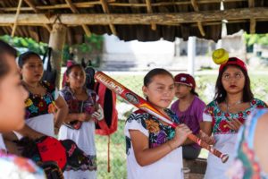 Jugadoras de softbol vestidas en huipiles